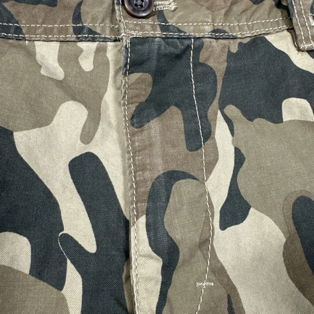 IZOD Men's Camouflage Cargo Shorts Size 34x10 Army Y2K Skater Baggy